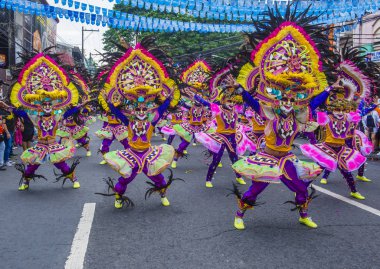 Bacolod, Filipinler - Ekim 28: Katılımcılar üzerinde 28 Ekim 2018 Bacolod Filipinler Masskara Festivali. Ekim ayının dördüncü her Pazar günü düzenlenen bir yıllık festival Masskara olduğunu
