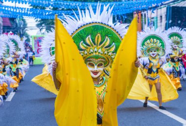 Bacolod, Filipinler - Ekim 28: Katılımcılar üzerinde 28 Ekim 2018 Bacolod Filipinler Masskara Festivali. Ekim ayının dördüncü her Pazar günü düzenlenen bir yıllık festival Masskara olduğunu
