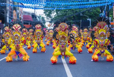 Bacolod, Filipinler - Ekim 28: Katılımcılar üzerinde 28 Ekim 2018 Bacolod Filipinler Masskara Festivali. Ekim ayının dördüncü her Pazar günü düzenlenen bir yıllık festival Masskara olduğunu