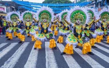 Bacolod, Filipinler - Ekim 28: Katılımcılar üzerinde 28 Ekim 2018 Bacolod Filipinler Masskara Festivali. Ekim ayının dördüncü her Pazar günü düzenlenen bir yıllık festival Masskara olduğunu