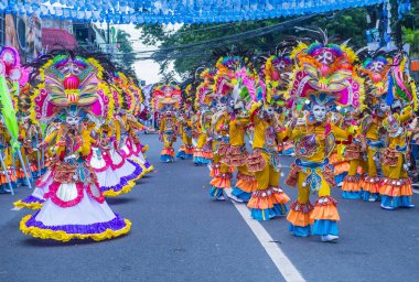 Bacolod, Filipinler - Ekim 28: Katılımcılar üzerinde 28 Ekim 2018 Bacolod Filipinler Masskara Festivali. Ekim ayının dördüncü her Pazar günü düzenlenen bir yıllık festival Masskara olduğunu