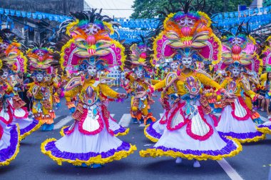 Bacolod, Filipinler - Ekim 28: Katılımcılar üzerinde 28 Ekim 2018 Bacolod Filipinler Masskara Festivali. Ekim ayının dördüncü her Pazar günü düzenlenen bir yıllık festival Masskara olduğunu