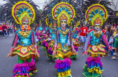 Bacolod, Filipinler - Ekim 28: Katılımcılar üzerinde 28 Ekim 2018 Bacolod Filipinler Masskara Festivali. Ekim ayının dördüncü her Pazar günü düzenlenen bir yıllık festival Masskara olduğunu