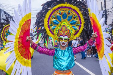 Bacolod, Filipinler - Ekim 28: Katılımcı Bacolod Filipinler üzerinde 28 Ekim 2018 Masskara Festivali. Ekim ayının dördüncü her Pazar günü düzenlenen bir yıllık festival Masskara olduğunu