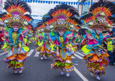 Bacolod, Filipinler - Ekim 28: Katılımcılar üzerinde 28 Ekim 2018 Bacolod Filipinler Masskara Festivali. Ekim ayının dördüncü her Pazar günü düzenlenen bir yıllık festival Masskara olduğunu
