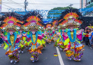 Bacolod, Filipinler - Ekim 28: Katılımcılar üzerinde 28 Ekim 2018 Bacolod Filipinler Masskara Festivali. Ekim ayının dördüncü her Pazar günü düzenlenen bir yıllık festival Masskara olduğunu