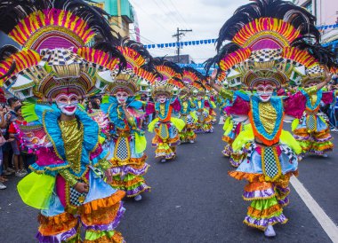 Bacolod, Filipinler - Ekim 28: Katılımcılar üzerinde 28 Ekim 2018 Bacolod Filipinler Masskara Festivali. Ekim ayının dördüncü her Pazar günü düzenlenen bir yıllık festival Masskara olduğunu