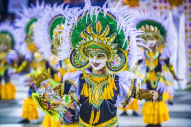 Bacolod, Filipinler - Ekim 28: Katılımcılar üzerinde 28 Ekim 2018 Bacolod Filipinler Masskara Festivali. Ekim ayının dördüncü her Pazar günü düzenlenen bir yıllık festival Masskara olduğunu