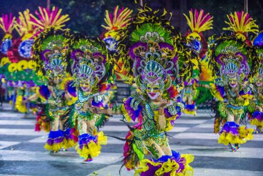 Bacolod, Filipinler - Ekim 28: Katılımcılar üzerinde 28 Ekim 2018 Bacolod Filipinler Masskara Festivali. Ekim ayının dördüncü her Pazar günü düzenlenen bir yıllık festival Masskara olduğunu