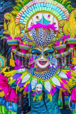 Bacolod, Filipinler - Ekim 28: Katılımcı Bacolod Filipinler üzerinde 28 Ekim 2018 Masskara Festivali. Ekim ayının dördüncü her Pazar günü düzenlenen bir yıllık festival Masskara olduğunu