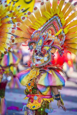 Bacolod, Filipinler - Ekim 28: Katılımcı Bacolod Filipinler üzerinde 28 Ekim 2018 Masskara Festivali. Ekim ayının dördüncü her Pazar günü düzenlenen bir yıllık festival Masskara olduğunu