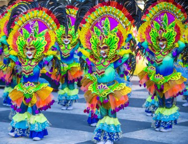 Bacolod, Filipinler - Ekim 28: Katılımcılar üzerinde 28 Ekim 2018 Bacolod Filipinler Masskara Festivali. Ekim ayının dördüncü her Pazar günü düzenlenen bir yıllık festival Masskara olduğunu