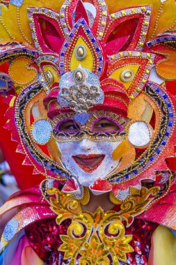 Bacolod, Filipinler - Ekim 28: Katılımcı Bacolod Filipinler üzerinde 28 Ekim 2018 Masskara Festivali. Ekim ayının dördüncü her Pazar günü düzenlenen bir yıllık festival Masskara olduğunu