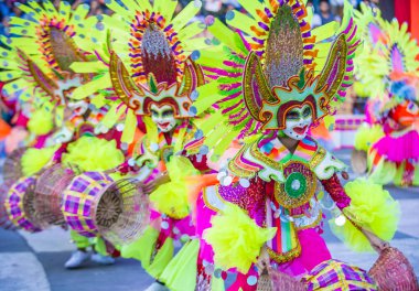 Bacolod, Filipinler - Ekim 28: Katılımcılar üzerinde 28 Ekim 2018 Bacolod Filipinler Masskara Festivali. Ekim ayının dördüncü her Pazar günü düzenlenen bir yıllık festival Masskara olduğunu