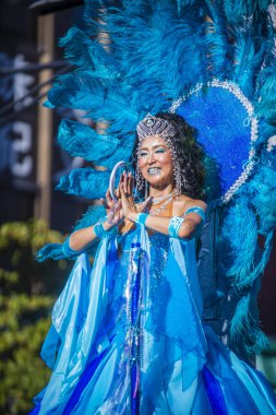 Tokyo - Ağustos 25: Katılımcı Asakusa samba karnaval Tokyo Japonya üzerinde 25 Ağustos 2018. Büyük Kuzey yarımkürede türünün Asakusa samba karnaval. 