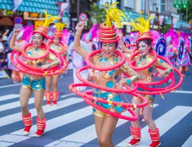 Tokyo - Ağustos 25: Katılımcılar Tokyo Japonya üzerinde 25 Ağustos 2018 Asakusa samba karnaval. Büyük Kuzey yarımkürede türünün Asakusa samba karnaval. 