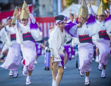 Tokyo - Ağustos 26: Katılımcılar Awa Odori Festivali, Tokyo, Japonya üzerinde 26 Ağustos 2018. AWA Odori Japonya'nın en büyük dans festivalidir