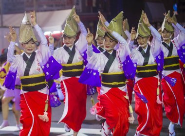 Tokyo - Ağustos 26: Katılımcılar Awa Odori Festivali, Tokyo, Japonya üzerinde 26 Ağustos 2018. AWA Odori Japonya'nın en büyük dans festivalidir