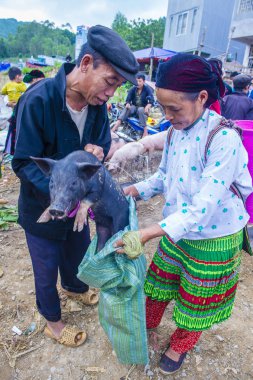 Dong Van, Vietnam - Ekim 16: Hafta sonu Pazar Dong Van Vietnam üzerinde 16 Eylül 2018. Piyasada çevreleyen tepelerden etnik gruplar için ticari bir yer