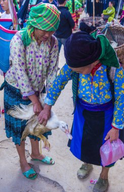 Dong Van, Vietnam - Ekim 16: Hafta sonu Pazar Dong Van Vietnam üzerinde 16 Eylül 2018. Piyasada çevreleyen tepelerden etnik gruplar için ticari bir yer