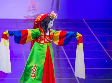 Andong, Kore - Ekim 02: Kore Halk dansçı gerçekleştirmek Andong Güney Kore'de Maskdance Festivali'nde üzerinde 02 Ekim 2018