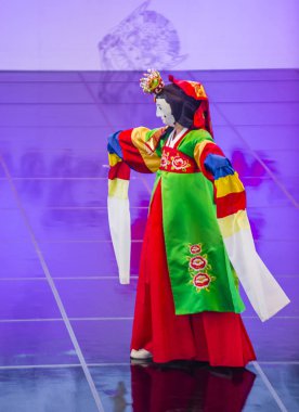 Andong, Kore - Ekim 02: Kore Halk dansçı gerçekleştirmek Andong Güney Kore'de Maskdance Festivali'nde üzerinde 02 Ekim 2018