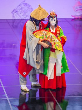 Andong, Kore - Ekim 02: Kore Halk dansçılar Andong Güney Kore'de Maskdance Festivali'nde üzerinde 02 Ekim 2018 gerçekleştirmek