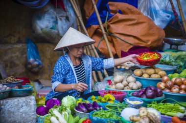  Hanoi, Vietnam - Ekim 06: Satıcı üzerinde 06 Eylül 2018 Hanoi Vietnam'da bir pazarda. Hanoi pazarlarda her zaman taze ürünleri satan tezgahları yüzlerce ile dolup taşıyor