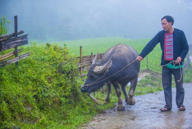 Ha Giang, Vietnam - Ekim 14: Kırmızı Dao azınlık Ha Giang Vietnam üzerinde 14 Eylül 2018 yakınlarındaki bir kasabada adamdan. Kırmızı Dao Vietnam 54 etnik gruplarından biridir