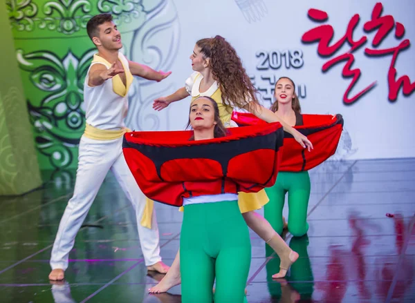 Karmiel ダンス カンパニーからイスラエル ダンサーが 2018 日に安南朝鮮で開催された東国際仮面舞フェスティバルで演奏安東 — ストック写真