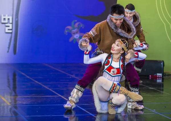 南湾安东 10月02日 来自俄罗斯北部雅库特民间合唱团古伦的舞者在2018年10月2日在韩国安东举行的马斯克舞节上表演 — 图库照片