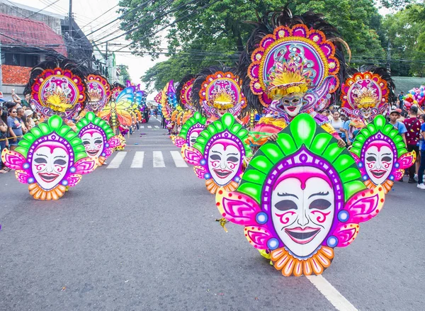 Bacolod, Filipinler - Ekim 28: Katılımcılar üzerinde 28 Ekim 2018 Bacolod Filipinler Masskara Festivali. Ekim ayının dördüncü her Pazar günü düzenlenen bir yıllık festival Masskara olduğunu