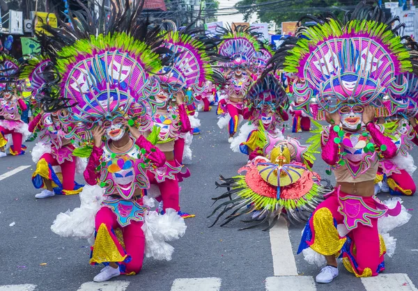 Bacolod, Filipinler - Ekim 28: Katılımcılar üzerinde 28 Ekim 2018 Bacolod Filipinler Masskara Festivali. Ekim ayının dördüncü her Pazar günü düzenlenen bir yıllık festival Masskara olduğunu