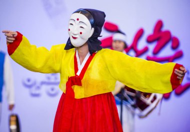 Andong, Kore - Ekim 01: traditinal Andong Güney Kore, Kore Maskdance üzerinde 01 Ekim 2018 gerçekleştirme oyuncu, Maskdance Festivali Andong içinde her yıl düzenlenen