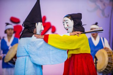 Andong, Kore - Ekim 01: traditinal Andong Güney Kore, Kore Maskdance üzerinde 01 Ekim 2018 gerçekleştirme aktörler, Maskdance Festivali Andong içinde her yıl düzenlenen