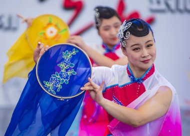 Andong, Kore - Ekim 01: Üzerinde 01 Ekim 2018 Andong Güney Kore'de düzenlenen Maskdance Festivali Çin dansçılar gerçekleştirmek