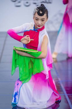 Andong, Kore - Ekim 01: Üzerinde 01 Ekim 2018 Andong Güney Kore'de düzenlenen Maskdance Festivali Çin dansçılar gerçekleştirmek