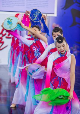 Andong, Kore - Ekim 01: Üzerinde 01 Ekim 2018 Andong Güney Kore'de düzenlenen Maskdance Festivali Çin dansçılar gerçekleştirmek