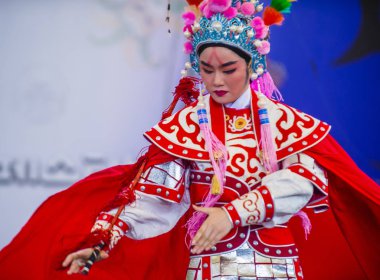 Andong, Kore - Ekim 01: Üzerinde 01 Ekim 2018 Andong Güney Kore'de düzenlenen Maskdance Festivali Çin dansçılar gerçekleştirmek