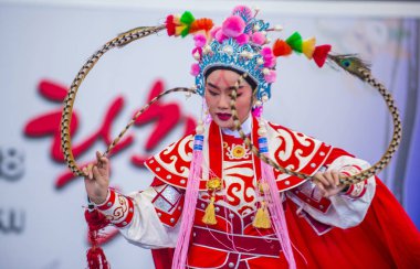 Andong, Kore - Ekim 01: Üzerinde 01 Ekim 2018 Andong Güney Kore'de düzenlenen Maskdance Festivali Çin dansçılar gerçekleştirmek