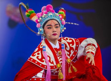 Andong, Kore - Ekim 01: Üzerinde 01 Ekim 2018 Andong Güney Kore'de düzenlenen Maskdance Festivali Çin dansçılar gerçekleştirmek