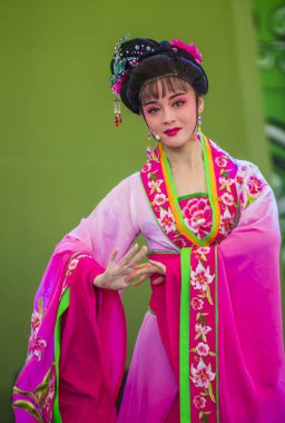 Andong, Kore - Ekim 01: Üzerinde 01 Ekim 2018 Andong Güney Kore'de düzenlenen Maskdance Festivali Çin dansçılar gerçekleştirmek