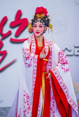 Andong, Kore - Ekim 01: Üzerinde 01 Ekim 2018 Andong Güney Kore'de düzenlenen Maskdance Festivali Çin dansçılar gerçekleştirmek