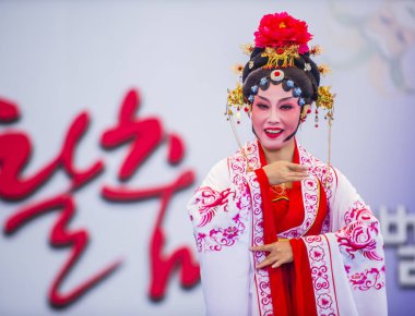 Andong, Kore - Ekim 01: Üzerinde 01 Ekim 2018 Andong Güney Kore'de düzenlenen Maskdance Festivali Çin dansçılar gerçekleştirmek