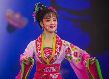 Andong, Kore - Ekim 01: Üzerinde 01 Ekim 2018 Andong Güney Kore'de düzenlenen Maskdance Festivali Çin dansçılar gerçekleştirmek