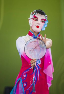 Andong, Kore - Ekim 01: Üzerinde 01 Ekim 2018 Andong Güney Kore'de düzenlenen Maskdance Festivali Çin dansçılar gerçekleştirmek