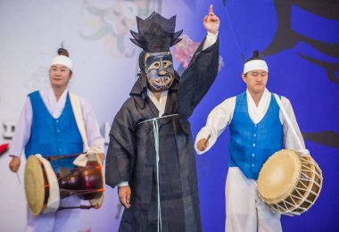 Andong, Kore - Ekim 01: traditinal Andong Güney Kore, Kore Maskdance üzerinde 01 Ekim 2018 gerçekleştirme aktörler, Maskdance Festivali Andong içinde her yıl düzenlenen