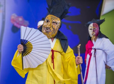 Andong, Kore - Ekim 01: traditinal Andong Güney Kore, Kore Maskdance üzerinde 01 Ekim 2018 gerçekleştirme aktörler, Maskdance Festivali Andong içinde her yıl düzenlenen