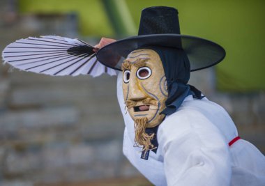 Andong, Kore - Ekim 01: traditinal Andong Güney Kore, Kore Maskdance üzerinde 01 Ekim 2018 gerçekleştirme aktör, Maskdance Festivali Andong içinde her yıl düzenlenen