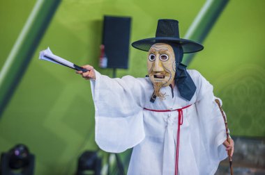 Andong, Kore - Ekim 01: traditinal Andong Güney Kore, Kore Maskdance üzerinde 01 Ekim 2018 gerçekleştirme aktör, Maskdance Festivali Andong içinde her yıl düzenlenen